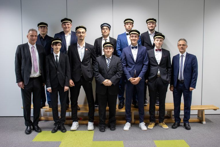 <strong>HAK Feldkirch, 5db:</strong> 1. Reihe (v. l.): Dir. Mag. Michael Weber, Philipp Burtscher*, Faruk Alici, Maximilian Mayr, Jonas Prenn, Moritz Burtscher*, KV Dr. Herbert Hagen; 2. Reihe (v. l.): Pascal Fink, Luca Schöch, Ersin Savas, Timo Kranz, Luca Büchel.