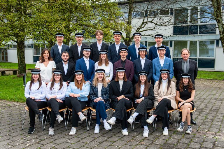 <strong>HAK Bregenz, 5ea: </strong>1. Reihe (v. l.): Barbara Juhasz, Brigitta Juhasz, Laura Eberle, Annabelle Fridrich, Elena Milicevic*, Sarah Müller*, Loraine Brüning*, Tamara Feurstein; 2. Reihe (v. l.): Mag. Christina Mathis, Berzan Okcuoglu, Luca Ketterer, Hannah Hörburger**, Angelo Bacic**, Florian Michelini, Felix Schneider, Dir. Dr. Manfred Hämmerle; 3. Reihe (v. l.): Luca Mangold, Marko Maric-Pranjic**, Antonio Cavic, Maximilian Wagner, Sebastian Filler, Felix Gunz.