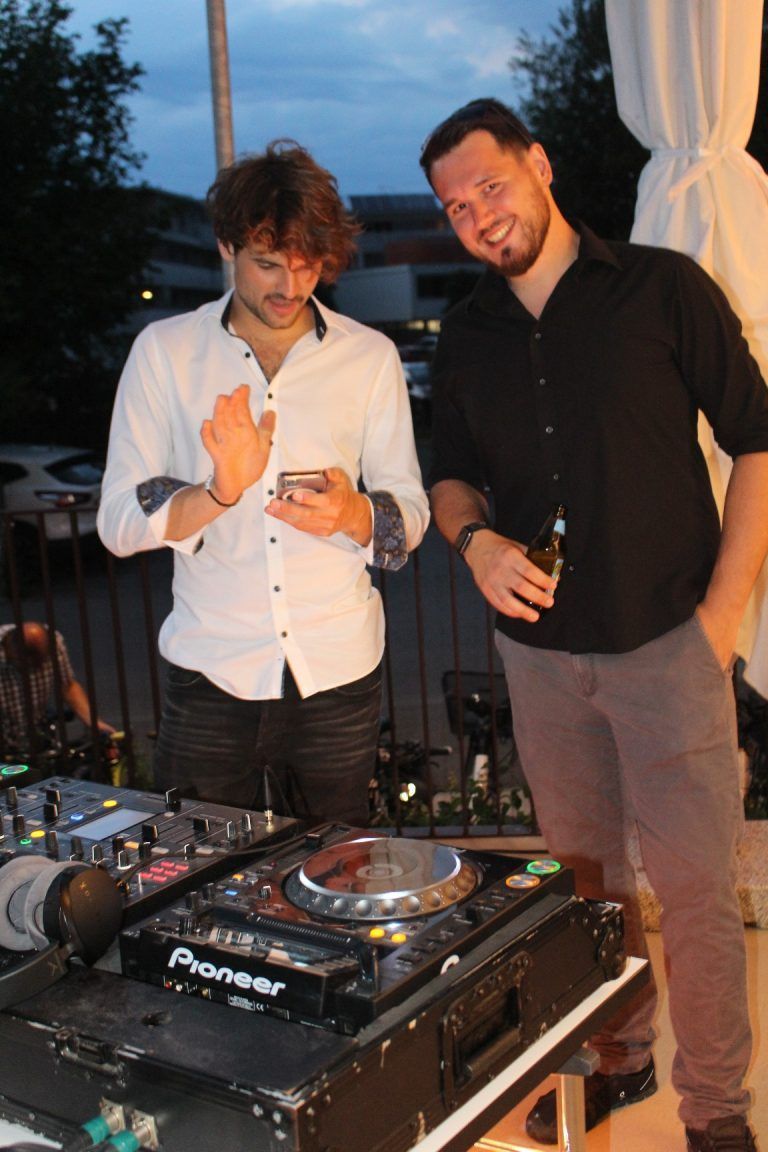 Kulinarisches von Michi Eraths Catering und flotter Sound von Tontechniker Marco Feldmann (r.) und DJ Letzfetz, alias Andreas Fetz, rundeten den gelungenen Abend ab.
