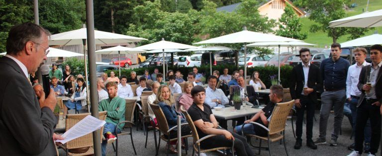 Im stimmungsvollen Ambiente des Schetteregger Hofs verabschiedete Direktor Hammerer die Handelsschul-Abschlussklasse in die Lehre.