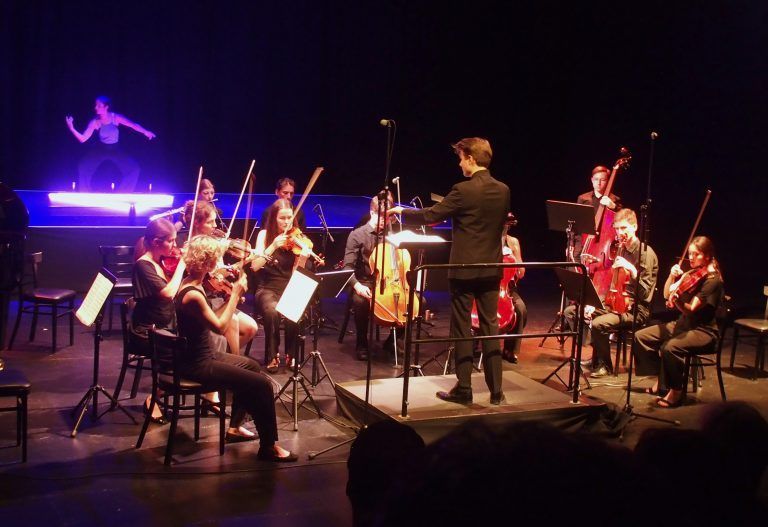 Im ausverkauften Theater KOSMOS steht aber auch diesmal im Mittelpunkt jene Formation „Camerata Musica Reno“, die sich Tobias Grabher quasi selbst auf den Leib geschneidert hat. <span class="copyright">ju</span>