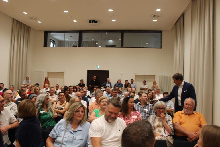 Vereinshaus und Park waren eine reizvolle Location für den Sommerempfang der Lauteracher Wirtschaft.