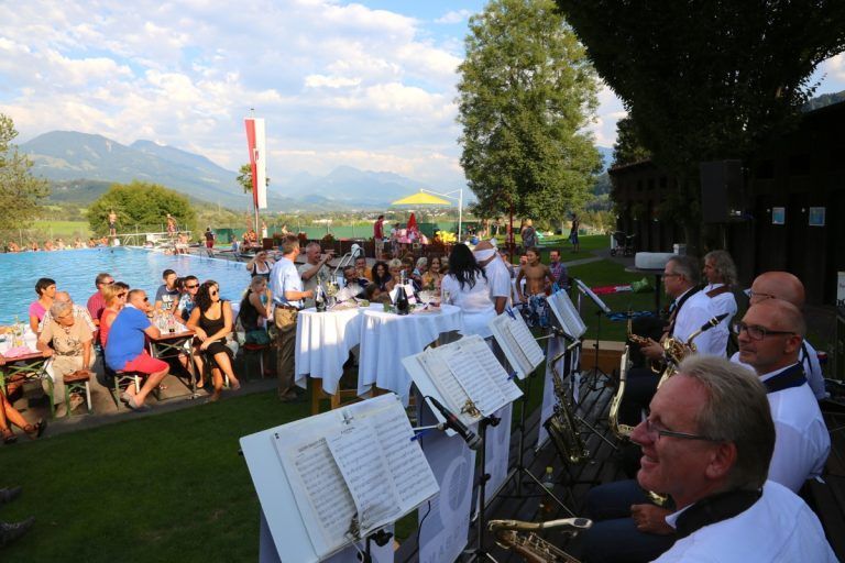 2013 wurde Langzeitbademeister Erwin Wehinger mit dem Musikverein Gisingen verabschiedet. <br><span class="copyright">HELMUT KÖCK</span>