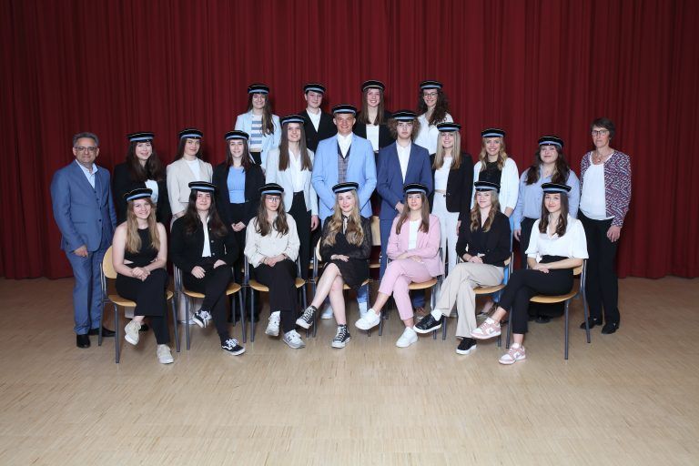 <strong>BG Bludenz, 8GBA</strong>:  1. Reihe (v. l.): Jamie Lommert**, Elisa Rudigier, Tabea Traebert**, Anna Lena Wolfsgruber, Marija Vukovic, Julia Dobler, Anna Pirolt**; 2. Reihe (v. l.): Dir. Gerald Fenkart, Hanna Bergmair**, Antonia Kucera*, Leonie Vonbank, Emilija Mijovic, Max Fränkel**, Beat Netzer**, Valerie Rudigier, Linda Dörn*, Amelie Grohs*, KV Annette Brüser; 3. Reihe (v. l.): Leonie Thöny**, Madlen Poletti, Lea Bitschnau, Anna Sophie Batlogg**; nicht auf dem Bild: Eric Bleiner.