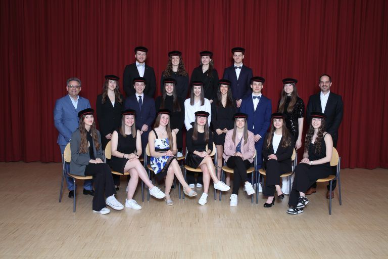 <strong>BG Bludenz, 8GBB:</strong>  1. Reihe (v. l.): Ramona Berchtold, Amelie Sieß, Emma-Sofia Kaiser, Delia Moser, Lara Mark, Pia Hartmann, Lena Hammer; 2. Reihe (v. l.): Dir. Gerald Fenkart, Lisa Speckle, Mathias Mähr, Hannah Ender, Belinda Gassner**, Alina Bobner*, Elias Heel*, Tara Injac, Stephan Mayer; 3. Reihe (v. l.): Sami Fallaha, Emilia Mar­te, Lea Kornexl, Emanuel Gohm.