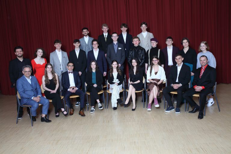 <strong>BG Bludenz, 8NA:</strong>  1. Reihe (v. l.): Dir. Gerald Fenkart; Sarah Pichler**, Abdul Najeeb**, Nina Bobner*, Rebecca Winkler**, Theresa Fenkart, Leudiana Krasniqi, Maximilian Kapeller, KV Freddy Wittwer; 2. Reihe (v. l.): Furkan Calik, Emilia Thaler, Vincent Lorünser, Lukas Sonderegger, Alexander Pisoni**, Koen Molenaar**, Laurin Hoch*, Michael Ujetz, Markus Gaßner, Bianka Zurek, Marion Ujetz**; 3. Reihe (v. l.): Ali Kilci, Erik Tecklenburg*, Marco Hepberger*, David Schöpf**. 
