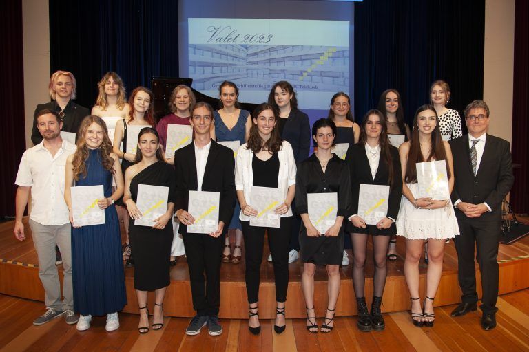<strong>Gymnasium Schillerstraße Feldkirch, 8a:</strong> 1. Reihe (v. l.): Florian Jakob Winsauer, Laura Theresa Vallaster, Franka Rosita Schmid, Nora Sophie Scharf, Judith Dorothea Salomon, Barbara Katharina Pieles, Mirjam Viola Panser*, Alexandra Shirin Novzari*, Anne Kohlhaas*; 2. Reihe (v. l.): Judith Antonia Jenny, Bahar Horuz, Benjamin Hauser, Magdalena Haas**, Helene Dittrich, Leona Marie Beck, Chiara Antoniazzi.