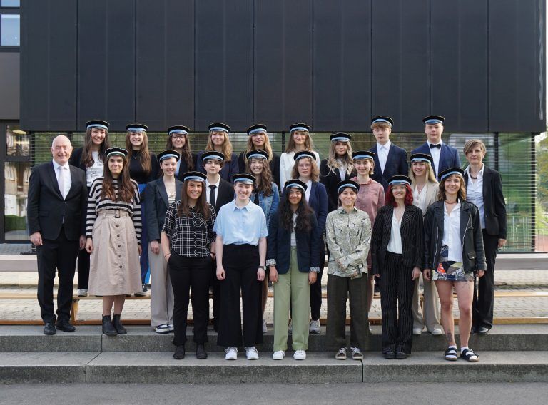 <strong>BORG Egg, 8ab:</strong> 1. Reihe (v. l.): Maria Sieber*, Judith Moosbrugger*, Valentina Jochum, Sofia Feurstein, Nóra Höfle*, Andrea Felder*; 2. Reihe (v. l.): Dir. Ariel Lang, Lucia Feuerstein*, Jana Grabher, Nicolas Waldner*, Selina Bösch**, Eva-Maria Hammerer, Alma Flatz, Michelle Kempf, KV Maria Meusburger-Bereuter; 3. Reihe (v. l.): Alessia Österle*, Annalena Blank, Leonie Albrecht**, Lina Rüscher**, Shiva Hänsler*, Luna Winder, Theres Giselbrecht**, Timo Plangger, Paul Zündel.