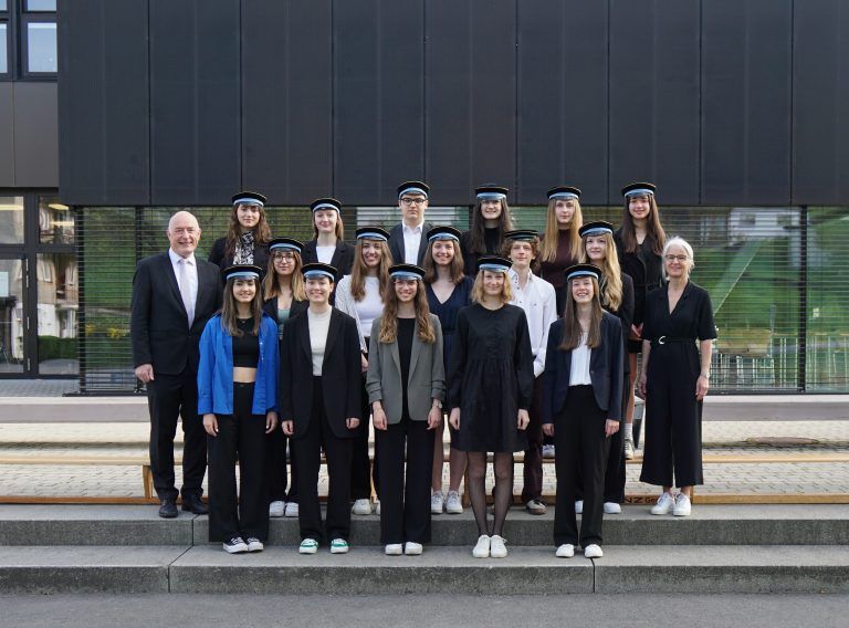 <strong>BORG Egg, 8ai: </strong>1. Reihe (v. l.): Diana Wachter**, Teresa Knauseder**, Chiara Minatti*, Alina Flatz, Lea Peter**; 2. Reihe (v. l.): Dir. Ariel Lang, Rebecca Nachbaur, Julie-Marie Baldauf, Lisa Rüf**, Jurij Scheibler*, Leonie Stadelmann, KV Susanne Greber-Germann; 3. Reihe (v. l.): Irma Vogel**, Emi Schmidle, Elias Wachter, Heidi Bramberger, Lena Bernhard*, Nadia Bendhim.