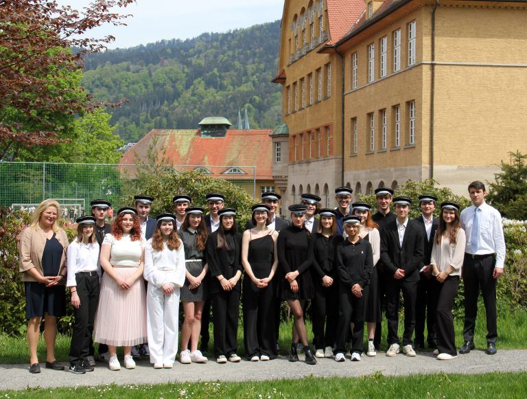 <strong>BG Gallusstraße Bregenz, 8b:</strong> 1. Reihe (v. l.): Dir. Sabine Lenz Johann, Angelina Hinder, Sofia Rigoni, Lilien Laubmann, Elpinki Maximou, Cecilia Orzech, Klara Sofie Witzemann, Mathilda Gross, Emila Kortemkamp Auer, Florina Marte, Leonie Raid, Levi Bayer, Alena Borg, Prof. Mag. Andreas Kalb; 2. Reihe (v. l.): Lia Charlotte Haugk, Garvin Frei, Elias Johannes Rixmann, Mario Meusburger-Zachari, Jakob Fussenegger, Tim Raschke, Max Bergmayer, Felix Scharax, Paul Lechner.