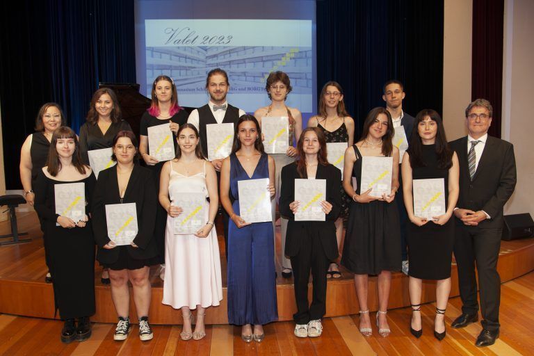 <strong>Gymnasium Schillerstraße Feldkirch, 8bc: </strong>1. Reihe (v. l.): Madeleine Jolie Picciolo, Sonja Elisabeth Ostrowski**, Julian David Knünz**, Agnes Graninger**, Renata De Mello Zischler, Laurin Keno Brandenburg; 2. Reihe (v. l.): Anna Jasmin Weitzl*, Lara Sophie Summer, Evelyn Simma, Ida Inga-Rosa Müller, Nina Katharina Meyer, Helena Erhart**, Helena Veronica Böttner**.