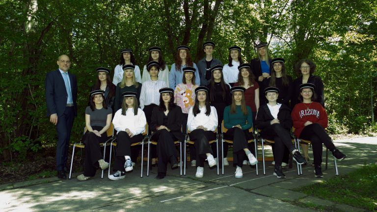 <strong>BORG Götzis, 8bm:</strong> 1. Reihe (v. l.): Teresa Komar, Amélie Hofmann, Alessia Hilbrand, Irem Kandemir, Paula Federer, Johanna Huber, Giulia Fitz; 2. Reihe (v. l.): Dir. Edgar Mayrhofer, Laura Breuss, Lena Amann, Ela Doganyigit, Senta Winkler, Amanda Österle, Carla Kirchner, Gözde Sat, KV Christina Burtscher; 3. Reihe (v. l.): Rebecca Griß, Ilayda Atas, Eva Mayer, Philipp Gansberger, Irina Koschar, Nina Zabransky; nicht auf dem Bild: Sultan Ceyhan, Jana Pfaffstaller, Meryem Semercio, Anna-Lena Wackernell.