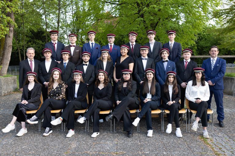 <strong>BG Bregenz Blumenstraße, 8c:</strong> 1. Reihe (v. l.): Sarah Fontaine*, Leyla Husic, Anna-Lena Natter, Aslihan Avcil, Sofia Palacios-Swoboda, Selina Aktas, Tina Stankovic, Elfriede Mayer; 2. Reihe (v. l.): KV OStR Mag. Elmar Baldauf, Renato Berati, Jakob Fitz**, Muaz Haciismailogullari*, Maria Feigl, Sophia Obererlacher, Ian Gorbach, Noah Pircher**, Klemens Nedelko, Dir. Mag. Klaus König; 3. Reihe (v. l.): David Angerer, Dominik Reimann*, David Frey, Adrian Moosburger, Dominik Rust, Robin Steffani*, Matthias Hämmerle.