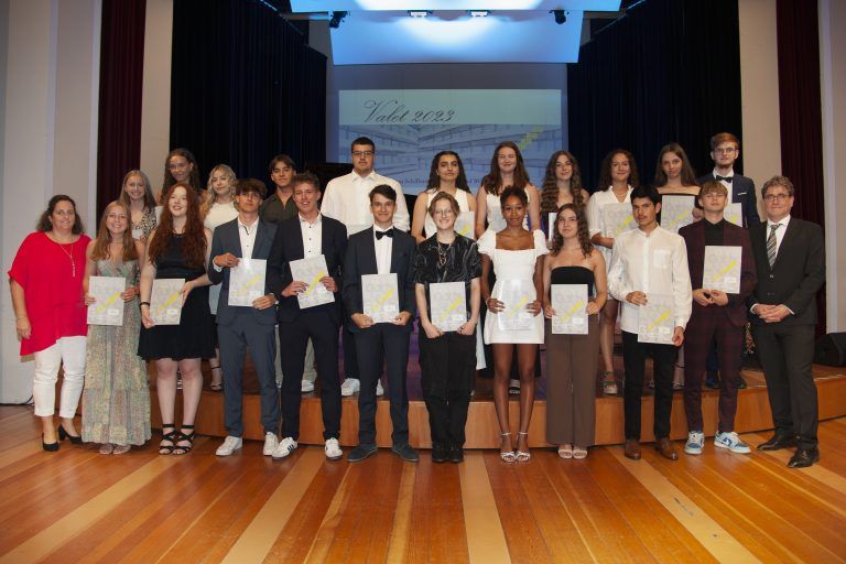 <strong>Gymnasium Schillerstraße Feldkirch, 8d:</strong> 1. Reihe (v. l.): Jana Viktoria Xander**, Clara Elisabeth Wehinger**, Melisa Sahin, Tiemo Rolshoven**, Philipp Reingard Ritter, Emilia Riedmann*, Anna Sophia Petzak*, Isabelle Nachbaur**, Lena Madlener*, Leonie Katharina Loacker, Pascal Eric Kräutl; 2. Reihe (v. l.): Mara Könighofer, Katharina Alexandra Jandl*, Janis Hug**, Jakob Maximilian Heubacher, Mateo Oliver Hengstmann**, Chiara Giesinger**, Tara Malia Chinazo Ezeh, Lena Josefine Ess*, Ahmed Debbabi**, Vincent Bertschler.