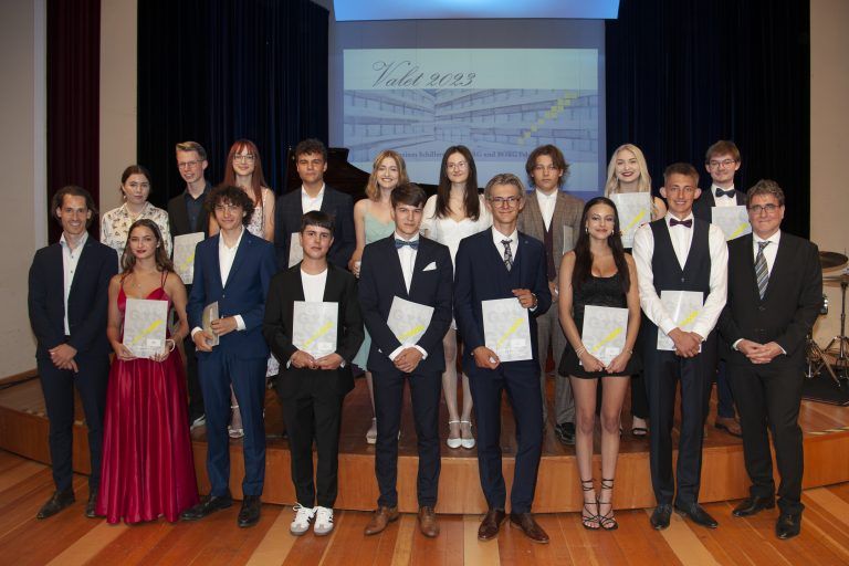 <strong>Gymnasium Schillerstraße Feldkirch, 8e: </strong>1. Reihe (v. l.): Madeline Zosel*, Samuel David Zoller**, Vera Woide**, Jonas Wäger, Laura Samal**, Lea Maria Nägele**, Felix Raphael Moll, Katharina Martin*, Valentin Lindner*; 2. Reihe (v. l.): Rebekka Theresia Kindle, Jakob Valentin Jehle*, Jonas Ambros Otto Holzinger*, Raffael Anton Hartmann*, Carl Gabriel*, Emily Felder, Marwin Fechner**.