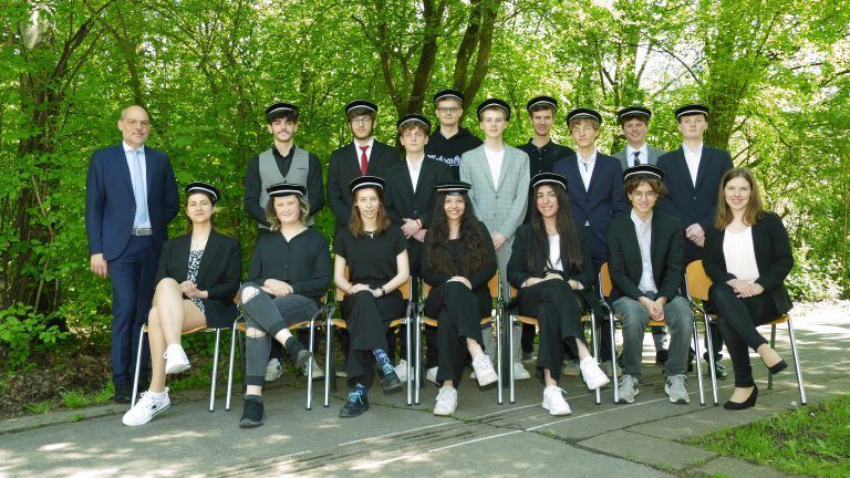 <strong>BORG Götzis, 8n: </strong>1. Reihe (v. l.): Nina Caradjova, Julia Loacker, Michaela Müller, Jasmin Jäger, Rosda Özyasar, Matej Rosandic, KV Chiara Jenni; 2. Reihe (v. l.): Dir. Edgar Mayrhofer, Arda Çaglayan, Lukas Winkler, Leon Wagner, Erik Koch, Marius Oberlechner, Tobias Walser, Ruben Hilbrand, Rafael Guicherd, Noah Koch; nicht auf dem Bild: Kim Huster, Sevval Inal.