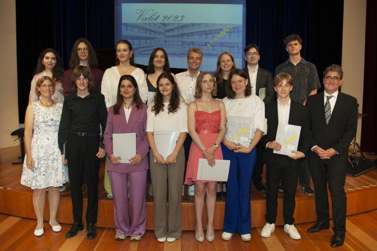 <strong>Gymnasium Schillerstraße Feldkirch, 9m: </strong>1. Reihe (v. l.): Sophia Tschanett, Alexander Othmar Swoboda**, Sophia Emilia Kohler, Katharina Kaneider*, Niklas Gohm*, Sophie Therese Gigerl**, Simon Frei, Constantin Eberle; 2. Reihe (v. l.): Felix Elias Dünser, Iris Annika Christa**, Smilla Jeanne Mira Brix Bruderer**, Mailin Nathalie Biedermann, Luisa Theres Bertel*, Benedikt Bär.