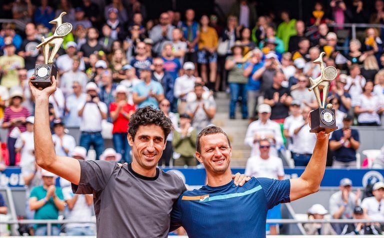 Philipp Oswald und der Slowake Filip Polasek genießen nach ihrem Sieg 2019 bei den Generali Open den Applaus der Zuschauer in Kitzbühel. <span class="copyright">APA</span>