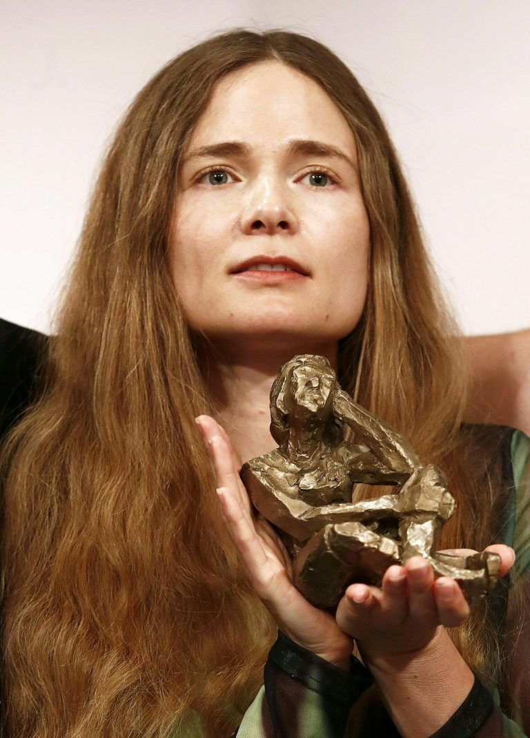 Valeria Gordeev mit der 2,3 Kilogramm schweren Plastik von Bildhauer Helmut Machhammer namens "Inge". <span class="copyright">APA/GERT EGGENBERGER</span>