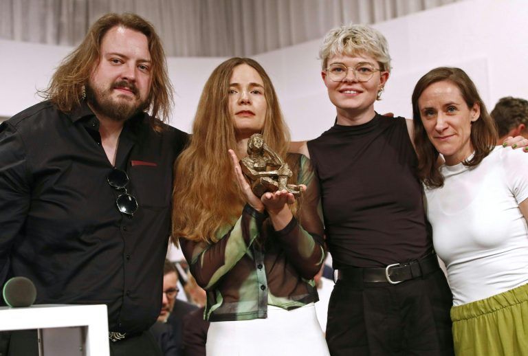 Martin Piekar (Kelag-Preis / BKS-Bank-Publikumspreis), Valeria Gordeev (Bachmann-Preis), Laura Leupi (3sat-Preis) und Anna Felnhofer (Deutschlandfunk-Preis). <span class="copyright">APA/GERT EGGENBERGER</span>