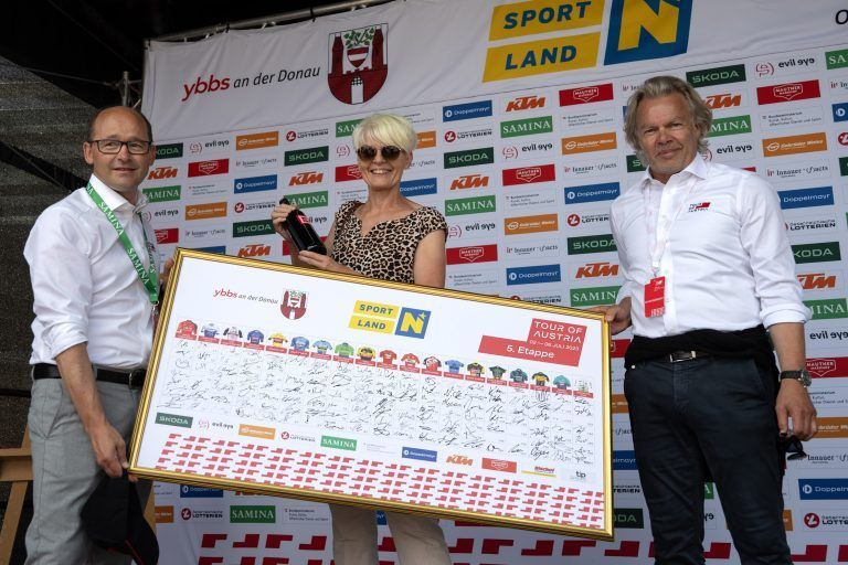 Die Tour-Direktoren Thomas Kofler und Thomas Pupp mit Büergermeisterin Ulrike Schachner (Ybbs an der Donau). <span class="copyright">APA</span>