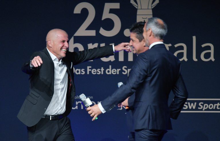 2021 überreichten Adi Hütter und Christian Peintinger ihrem Freund Klaus Schmidt den "Bruno" bei der Bruno-Gala der VDF. Nun arbeiten alle drei zusammen beim AS Monaco. <span class="copyright">apa</span>