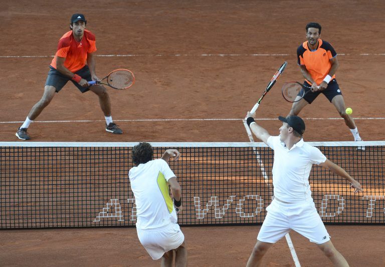 2015 spielte Philipp Oswald (hinten links) zusammen mit Julian Knowle in Kitzbühel und erreichte das Viertelfinale. <span class="copyright">APA</span>