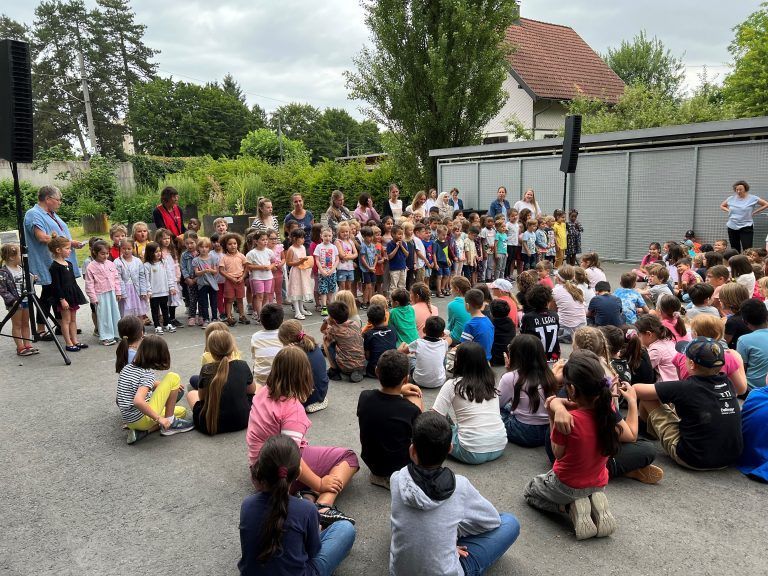 Die Kinder des Kindergartens Haselstauden und die Schüler der VS Forach sangen Lieder zur Eröffnung. <span class="copyright">VN/PES</span>