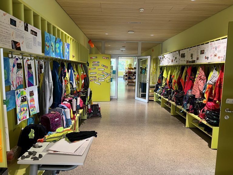 Die neue Ausweichschule Fischbach beherbergt eine Volksschule und einen Kindergarten. <span class="copyright">VN/pes</span>