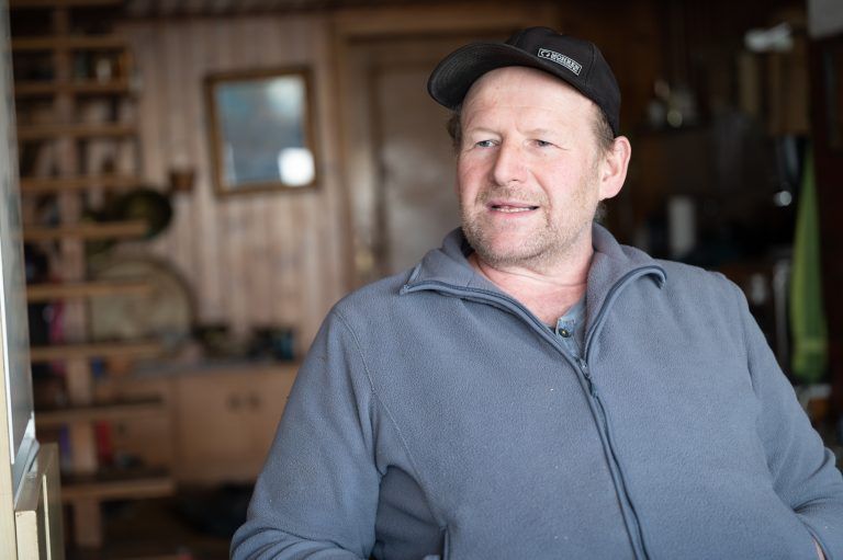 Lothar Gmeiner ist jener Grundstücksbesitzer, ohne den eine Weiterführung des Skiliftbetriebs in Alberschwende nicht möglich ist.  <span class="copyright">VN/Serra</span>
