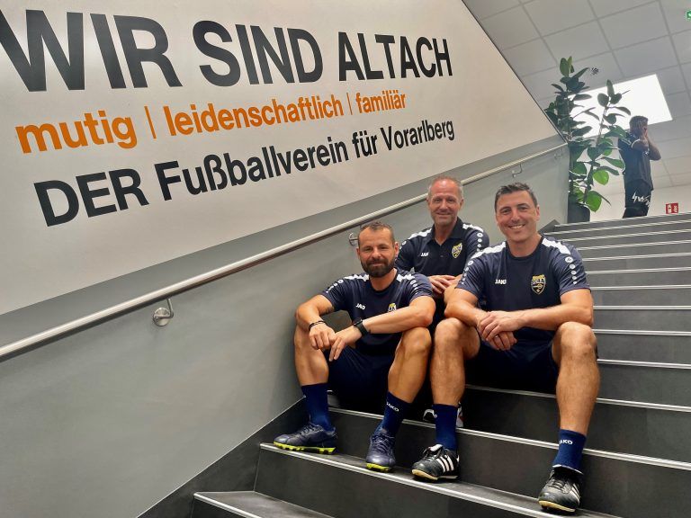 Sportdirektor Roland Kirchler (hinten) mit dem neuen Trainerteam, Chef Joachim Standfest (rechts) und Co-Trainer Roman Wallner. <span class="copyright">Lutz</span>