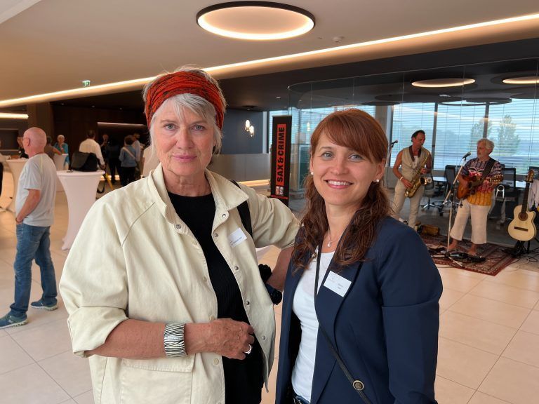 Aufmerksame Zuhörerinnen: Alma Nußbaumer und Slavica Lepir.