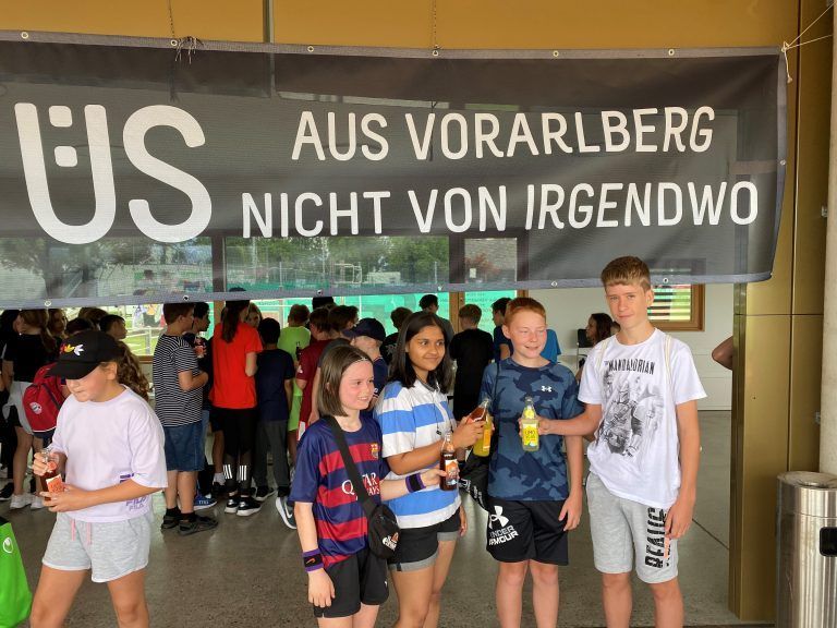 Auch ein Getränkesponsor beteiligte sich an der Wohltätigkeitsaktion. Die Kinder konnten nach getaner Tat ihren Durst löschen. <span class="copyright">VN/Hämmerle</span>