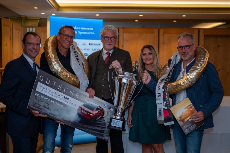 BMW-Sponsorenteam mit Siegern der Gesamtwertung und Bürgermeister Gerhard Lucian (Mitte). 