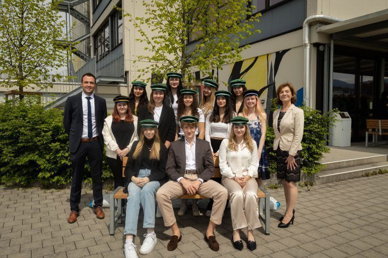 <strong>BORG Lauterach, 8a:</strong> 1. Reihe (v. l.): Violetta Schuh, Maximilian Wahl, Theresa Scheffknecht; 2. Reihe (v. l.): KV Mag. Christoph Gell, Aurelia Mennel, Rabea Raica, Lara Ferreira-Bogorny, Katja Schwendinger, Lisa Zoller, Dir. Mag. Edeltraud Mathis; 3. Reihe (v. l.): Linda Krohmer, Eslem Dursun, Annelie Pilz, Luna Loretz*; nicht auf dem Bild: Isabelle Beer, Ceyda Erdemir, Kathrin Lotz.