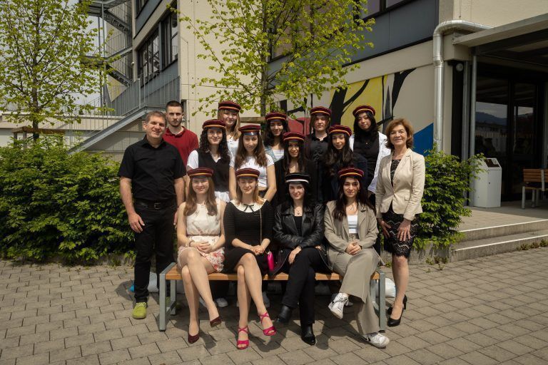 <strong>BORG Lauterach, 8b:</strong><a> </a>1. Reihe (v. l.): Julia Beneder*, Daniela Hehle, Lea Pletsch, Bahar Sahin; 2. Reihe (v. l.): KV Mag. Uwe Grabher, Sophie Pitscheider, Anna Babus, Saysafon Ammar, Yagmur Gümüs, Dir. Mag. Edeltraud Mathis; 3. Reihe (v. l.): Felix Baumann, Lea Bösch, Suheda Cicek, Jonas Lederhoser, Chandra Cortez; nicht auf dem Bild: Mervegül Güngör, Julia Hämmerle, Isidor Nikolic.