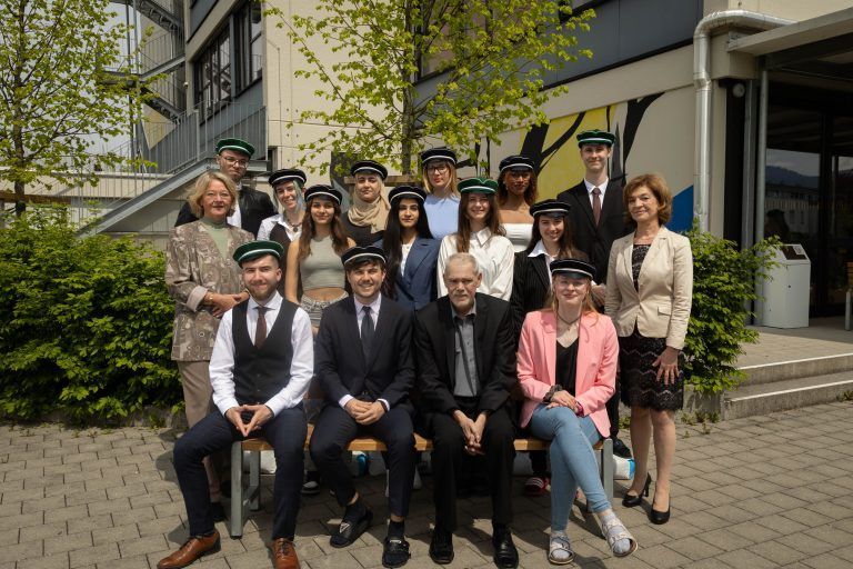 <strong>BORG Lauterach, 8c: </strong>1. Reihe (v. l.): Viktor Trautmann, Noah Galeli*, KV Mag. Wolfgang Thoma, Katharina Wald; 2. Reihe (v. l.): Mag. Isabella Berger, Lea Wolf, Sherin Ahmo, Gabriele Kuna, Carmen Devich, Dir. Mag. Edeltraud Mathis; 3. Reihe (v. l.): Mikail Tas, Rachel Pohn-Yehiely**, Rasha Al Rifai*, Emily Chabai, Néné Guéye, Fabian Hammerer.