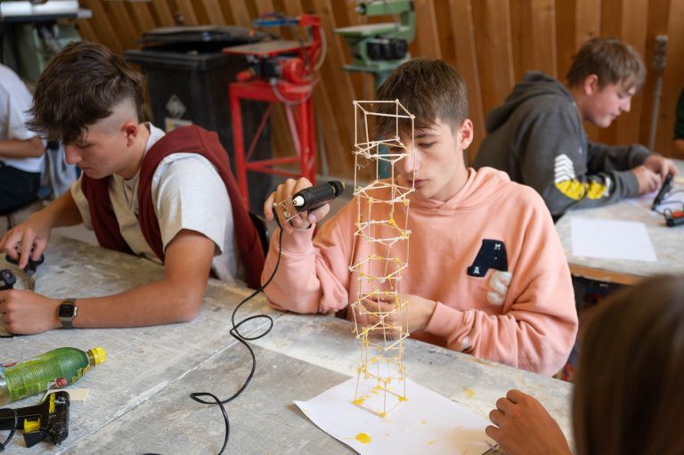 Eine Gruppe von Schülerinnen und Schülern der Werkraumschule Bregenzerwald unternahm eine Exkursion zur Universität Liechtenstein, wo sie an einer Einführung zum Architekturstudium teilnahmenn und beeindruckende Modelle von Bauprojekten bestaunten. <span class="copyright">MAM/8</span>