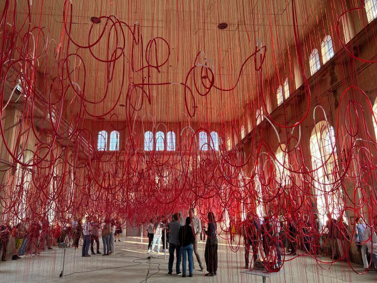 Besucherinnen und Besucher inmitten der Installation Who am I Tomorrow von Chiharu Shiota. <span class="copyright">Franc </span>