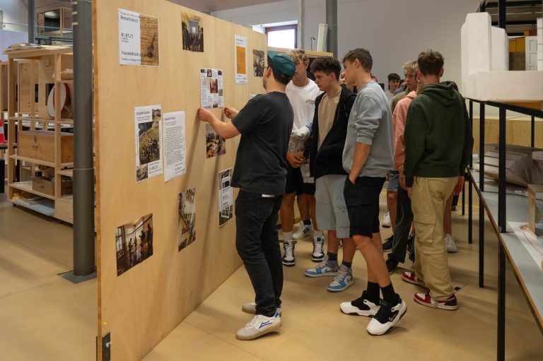 Die Jugendlichen nahmen gespannt im Hörsaal der Universität Liechtenstein Platz und erfuhren mehr über das Architekturstudium.