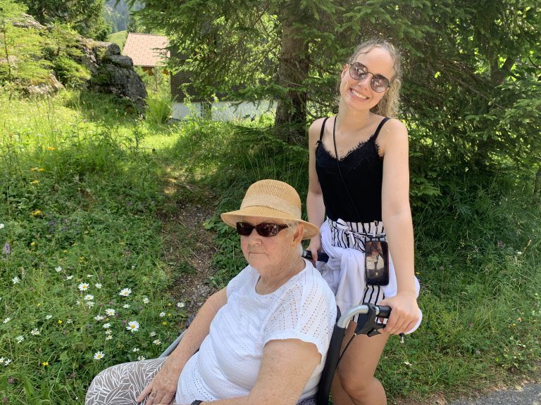 Die Bewohnerin des Sozialzentrums Bürs, Brunhilde Sattler, wurde von Rafaela Felder, Studierende an der FH Dornbirn und derzeitig Praktikantin, mit viel Elan geschoben.