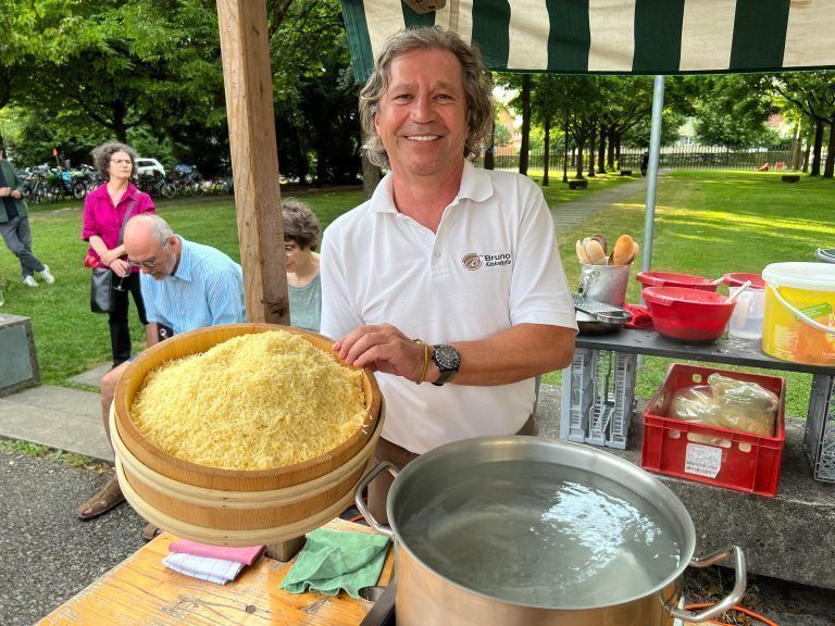 Bruno Ratz in Vorbereitung seiner legendären Kässpätzle.