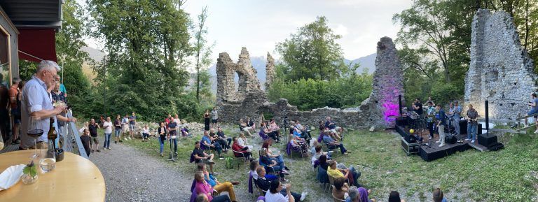 Das Burgfestival findet vor der malerischen Kulisse der Ruine Blumenegg statt.