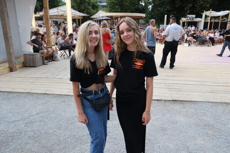 Naomi Fister und Elena Rabensteiner vom Poolbar-Team.