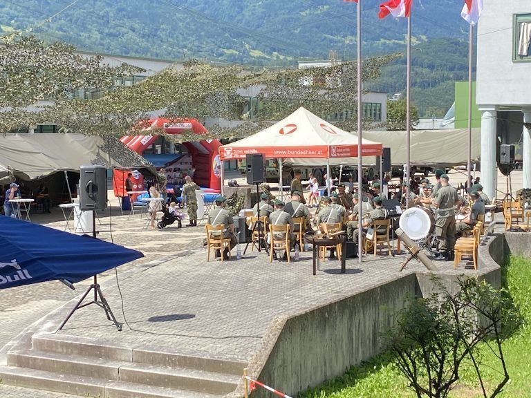 Die Militärmusik spielte auf, im Hintergrund die Hüpfburg.<span class="copyright"> VN/Rauch</span>