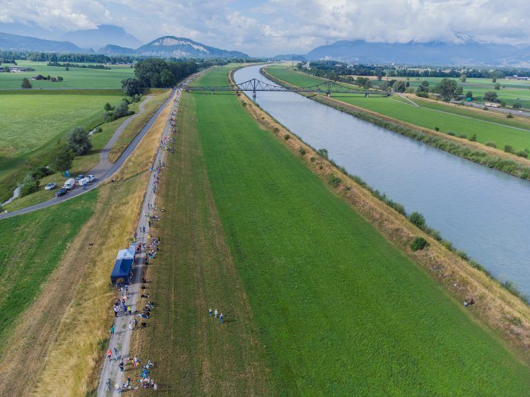 Drohnenbild von der Völkerwanderung auf dem Rheindamm. Jede Schulklasse bekam ihren genauen Platz zugewiesen.
