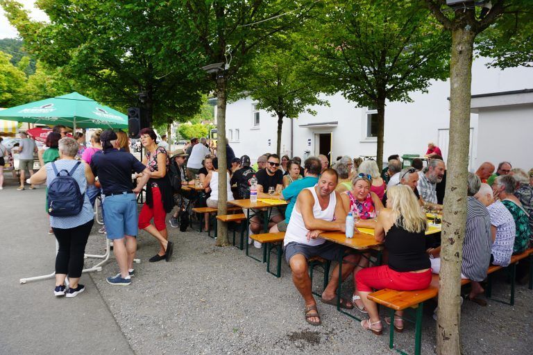 Festidylle unter Bäumen.