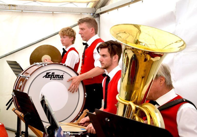 Musikvereinsobmann Martin Sadjak an der großen Trommel.