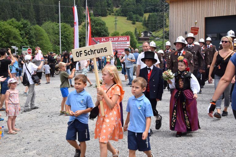 Die Ortsfeuerwehr Schruns marschiert.