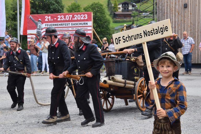 Beim Festumzug ging es auch nostalgisch zu.